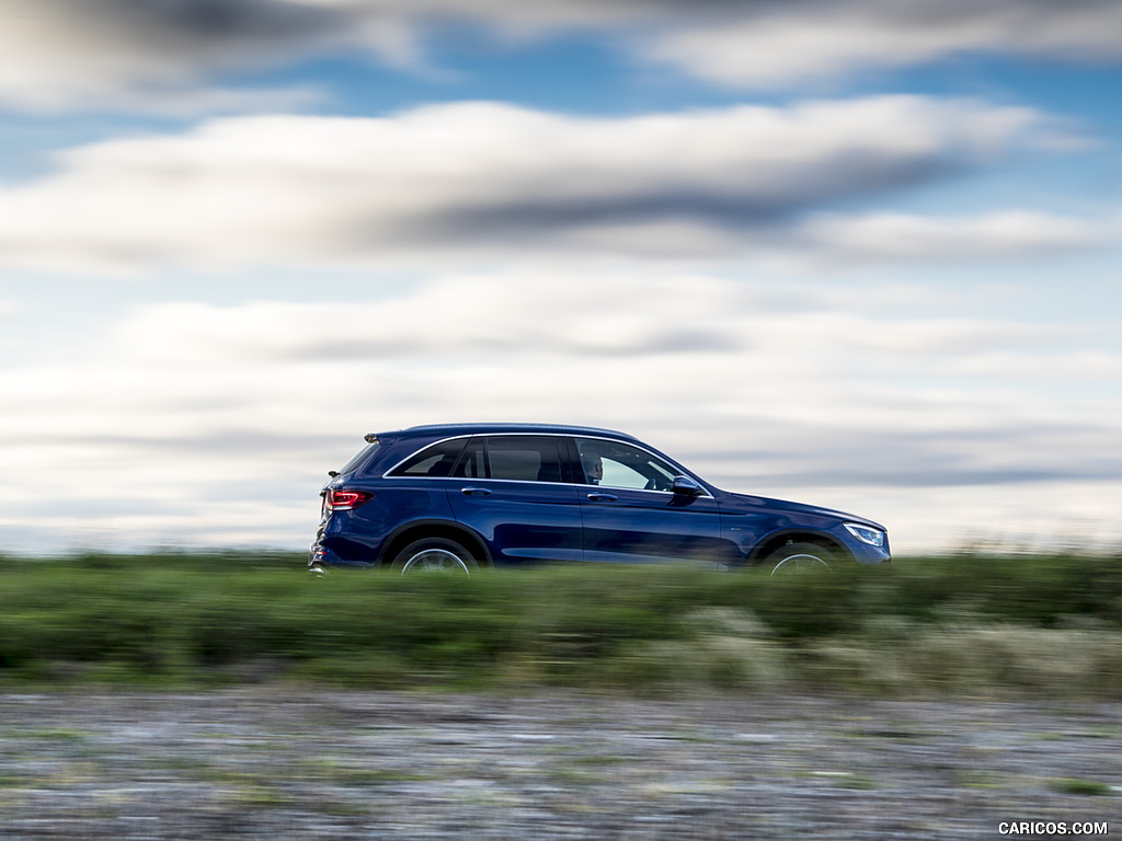 2021 Mercedes-Benz GLC 300 e Plug-In Hybrid (UK-Spec) - Side