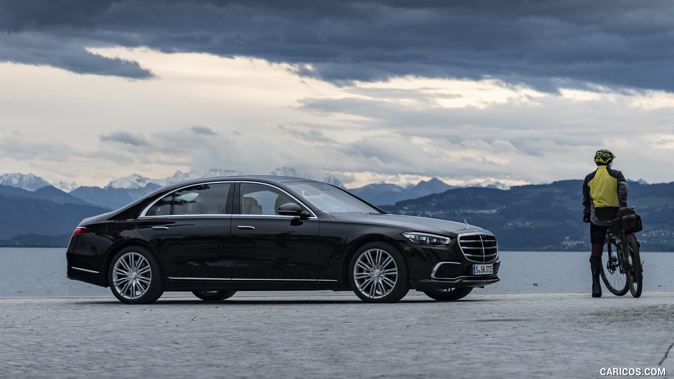 2021 Mercedes-Benz S 500 4MATIC AMG Line (Color: Onyx Black) - Side, #284 of 316