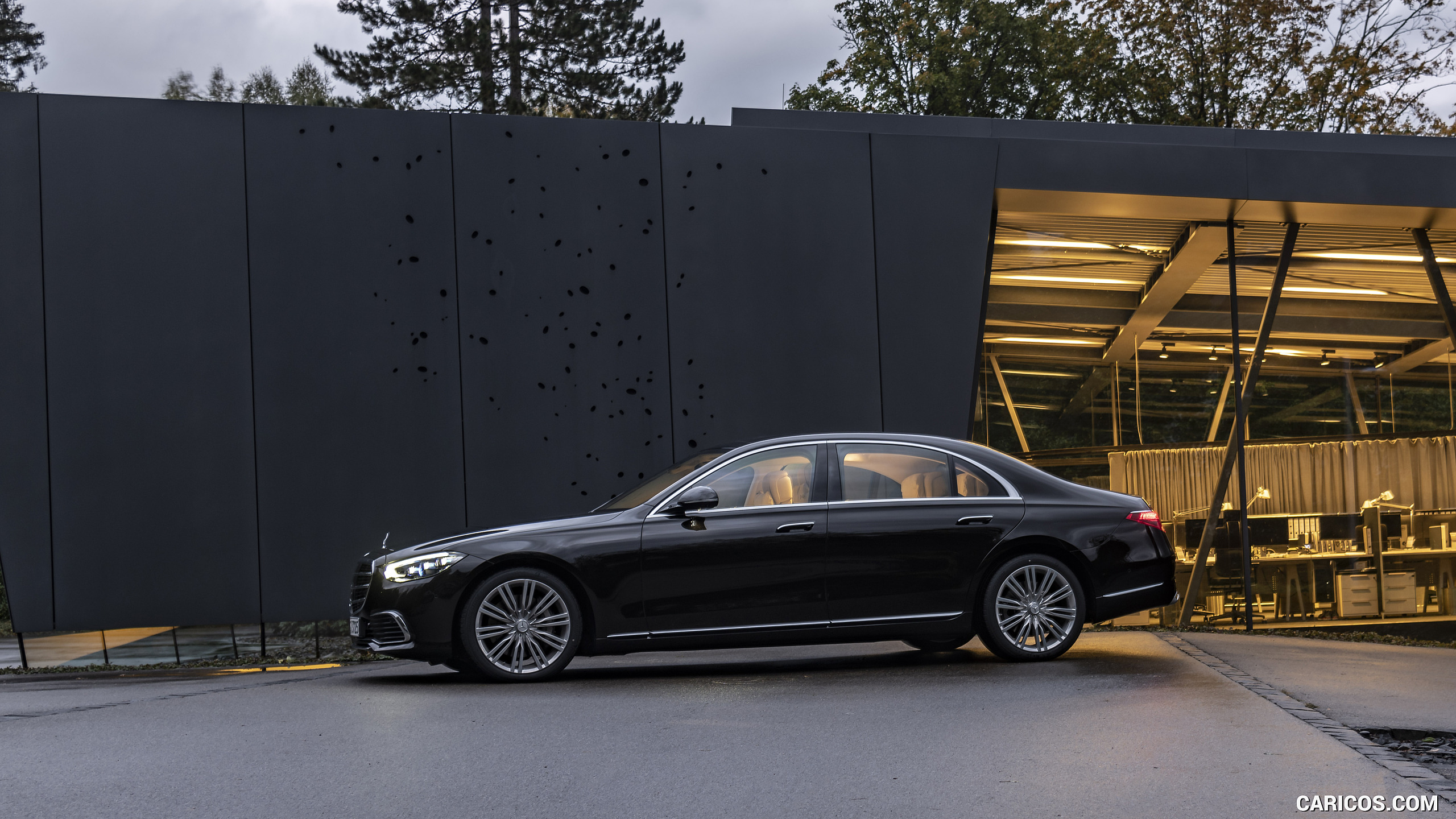 2021 Mercedes-Benz S 500 4MATIC AMG Line (Color: Onyx Black) - Side, #291 of 316