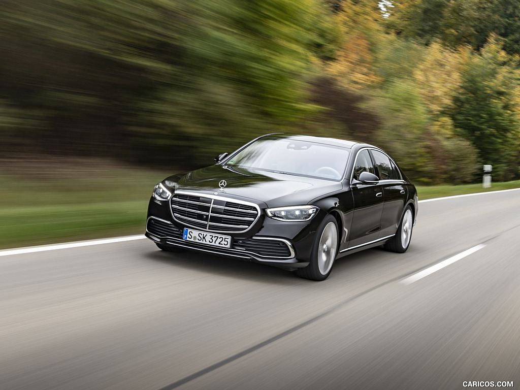 2021 Mercedes-Benz S 500 4MATIC AMG Line (Color: Onyx Black) - Front Three-Quarter