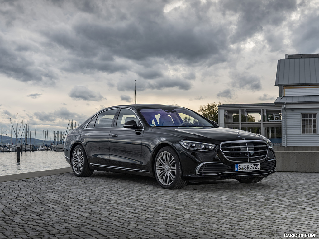 2021 Mercedes-Benz S 500 4MATIC AMG Line (Color: Onyx Black) - Front Three-Quarter