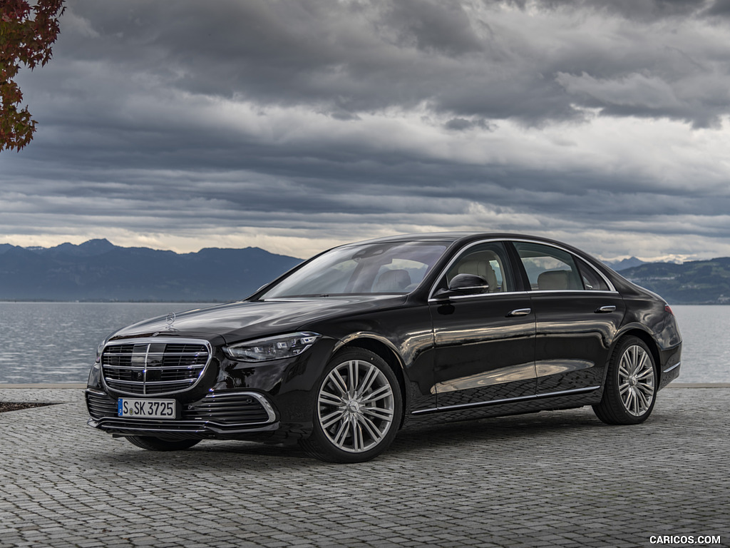 2021 Mercedes-Benz S 500 4MATIC AMG Line (Color: Onyx Black) - Front Three-Quarter