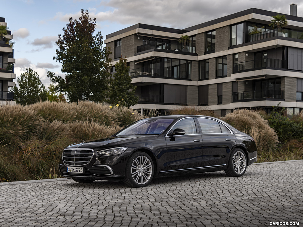 2021 Mercedes-Benz S 500 4MATIC AMG Line (Color: Onyx Black) - Front Three-Quarter