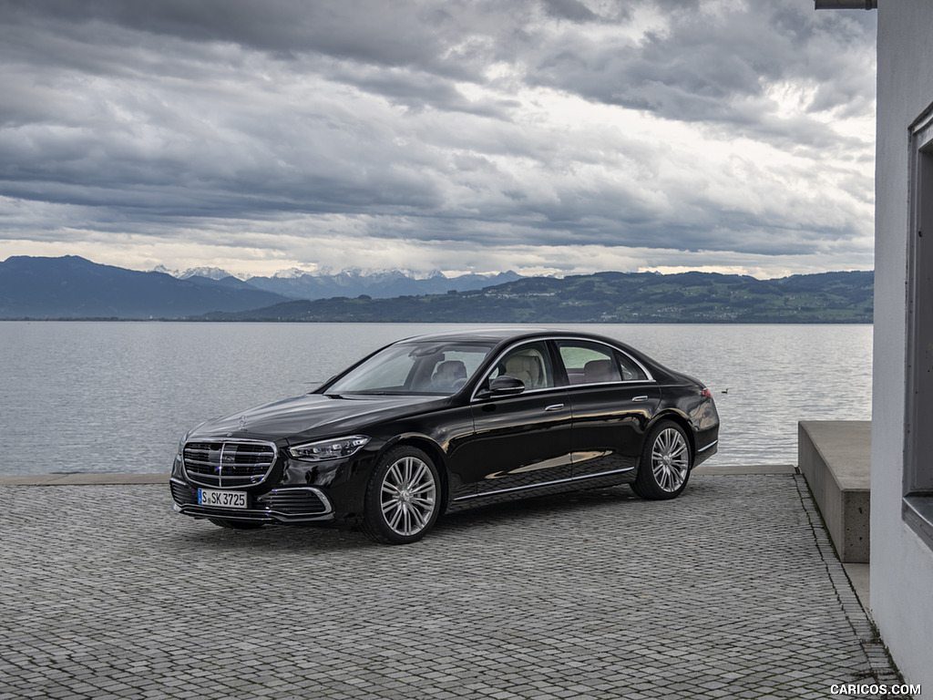 2021 Mercedes-Benz S 500 4MATIC AMG Line (Color: Onyx Black) - Front Three-Quarter