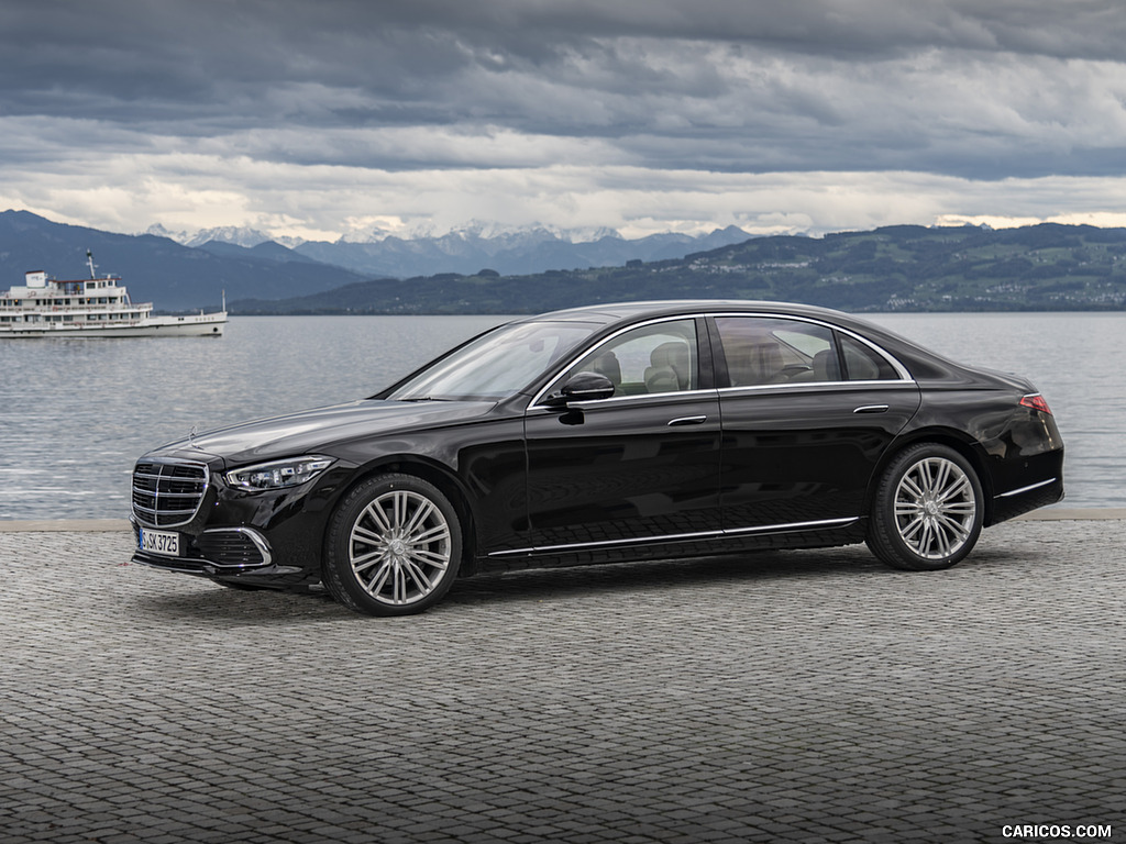 2021 Mercedes-Benz S 500 4MATIC AMG Line (Color: Onyx Black) - Front Three-Quarter