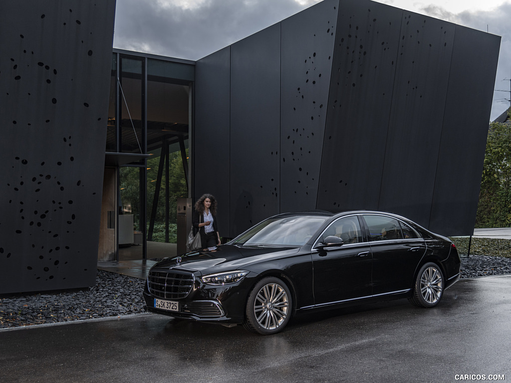 2021 Mercedes-Benz S 500 4MATIC AMG Line (Color: Onyx Black) - Front Three-Quarter