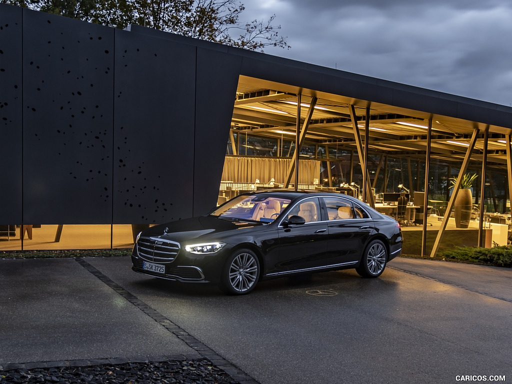 2021 Mercedes-Benz S 500 4MATIC AMG Line (Color: Onyx Black) - Front Three-Quarter