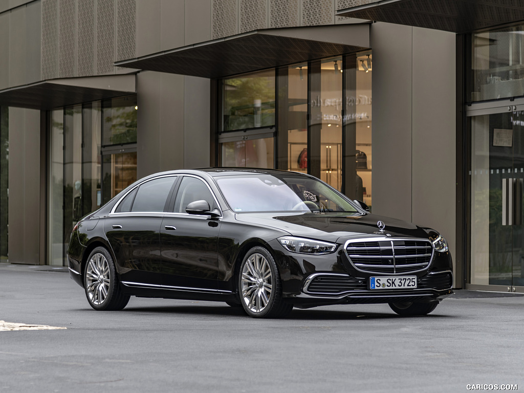 2021 Mercedes-Benz S 500 4MATIC AMG Line (Color: Onyx Black) - Front Three-Quarter