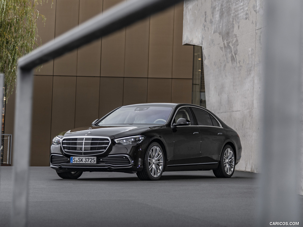 2021 Mercedes-Benz S 500 4MATIC AMG Line (Color: Onyx Black) - Front Three-Quarter