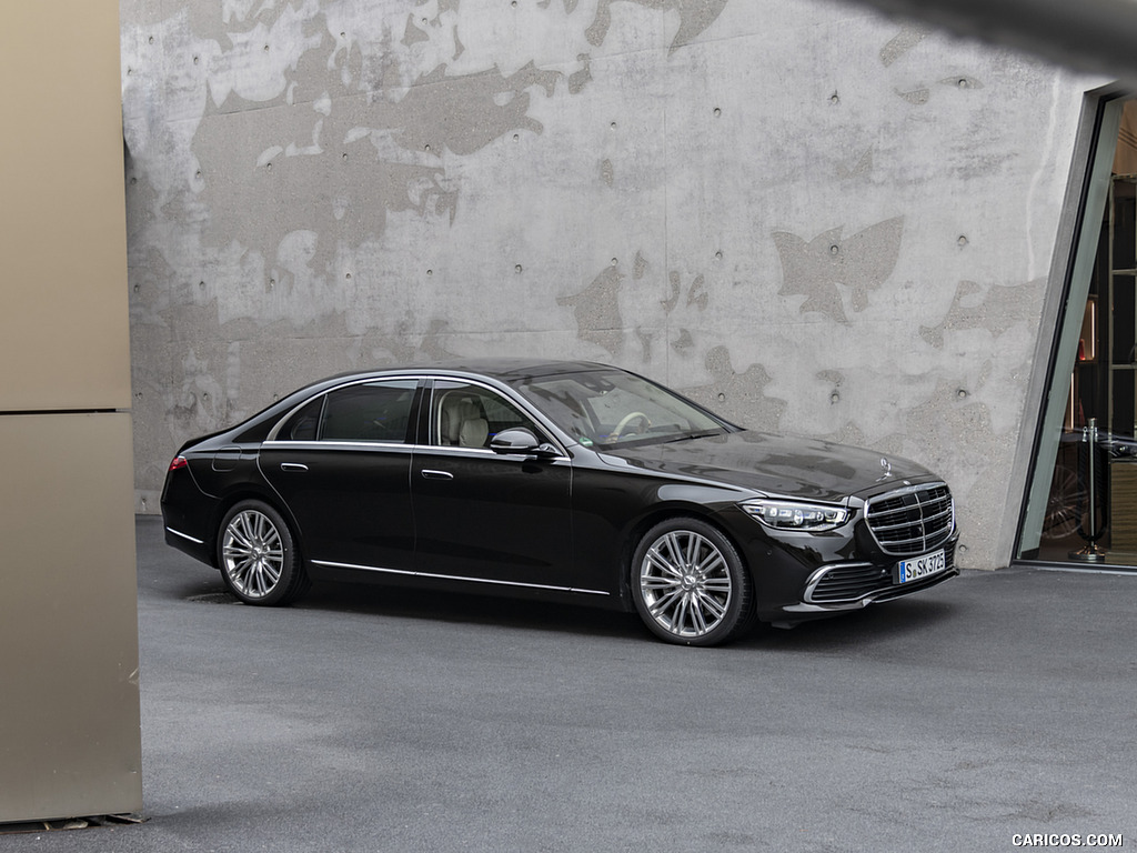 2021 Mercedes-Benz S 500 4MATIC AMG Line (Color: Onyx Black) - Front Three-Quarter