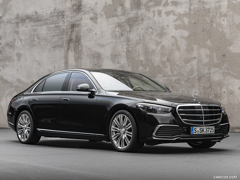 2021 Mercedes-Benz S 500 4MATIC AMG Line (Color: Onyx Black) - Front Three-Quarter