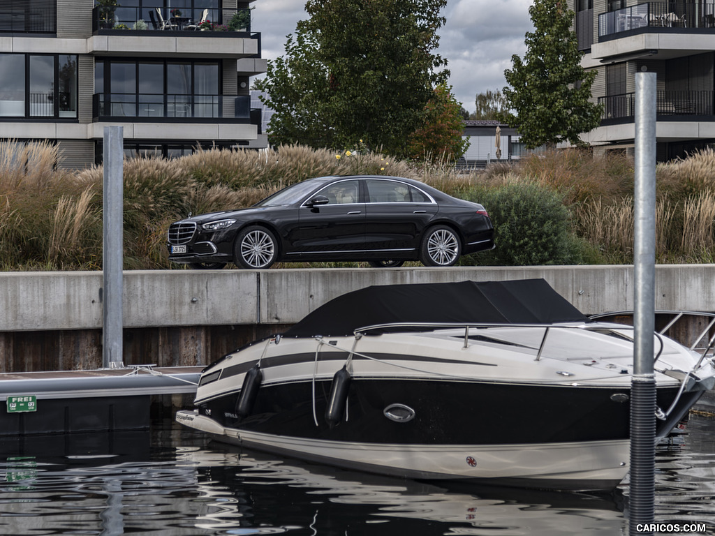 2021 Mercedes-Benz S 500 4MATIC AMG Line (Color: Onyx Black) - Side