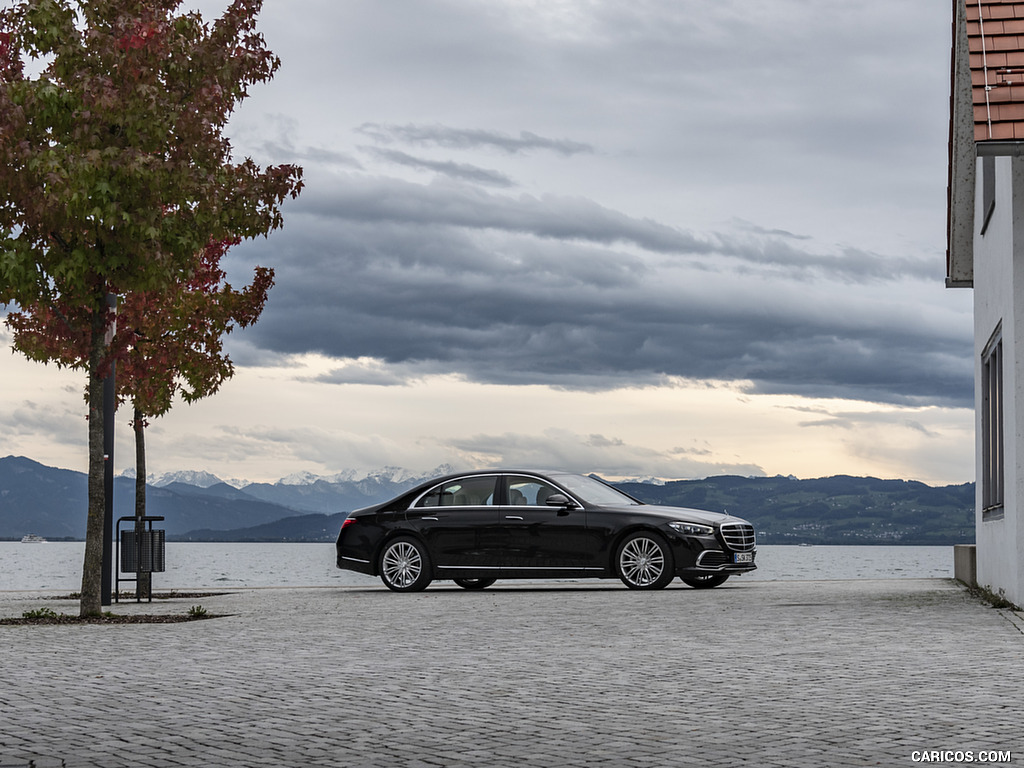 2021 Mercedes-Benz S 500 4MATIC AMG Line (Color: Onyx Black) - Side