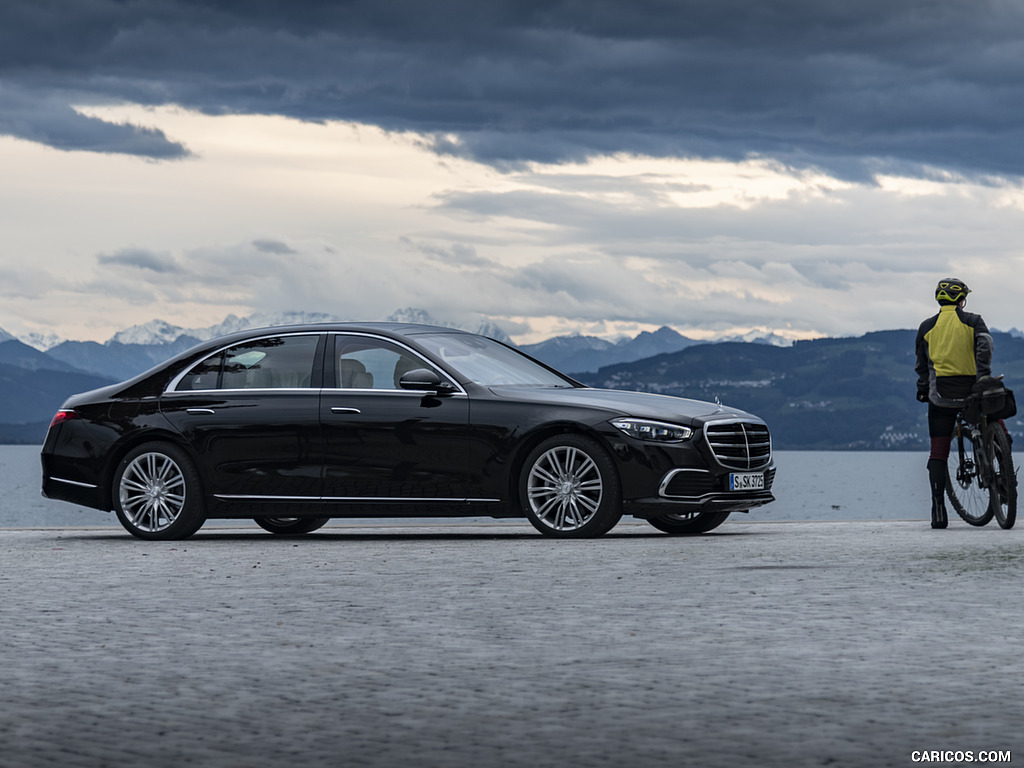 2021 Mercedes-Benz S 500 4MATIC AMG Line (Color: Onyx Black) - Side