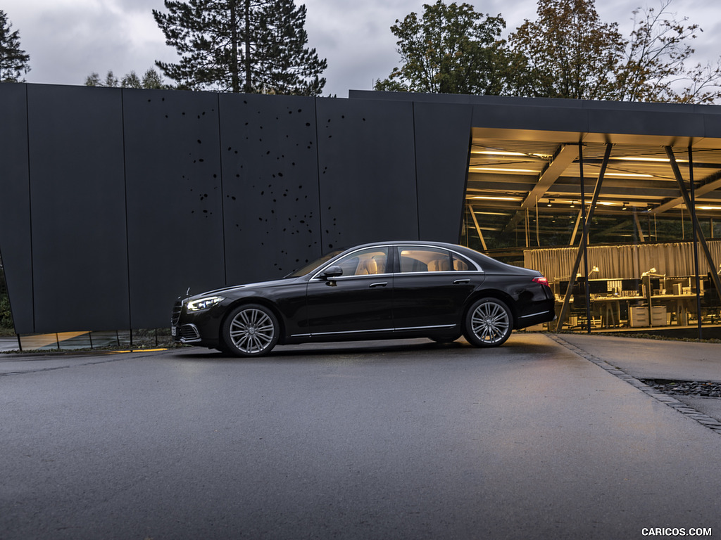 2021 Mercedes-Benz S 500 4MATIC AMG Line (Color: Onyx Black) - Side