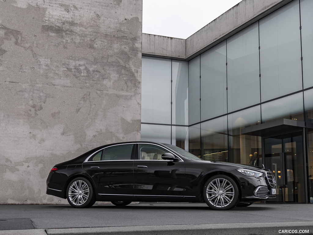 2021 Mercedes-Benz S 500 4MATIC AMG Line (Color: Onyx Black) - Side