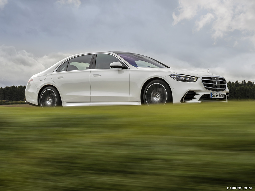 2021 Mercedes-Benz S 500 4MATIC AMG line (Color: Designo Diamond White Bright) - Front Three-Quarter