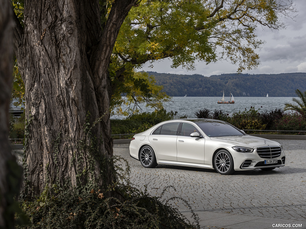 2021 Mercedes-Benz S 500 4MATIC AMG line (Color: Designo Diamond White Bright) - Front Three-Quarter