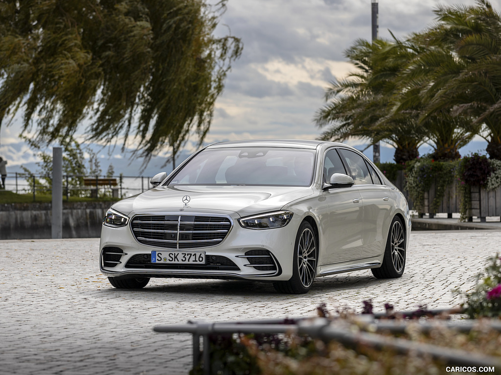 2021 Mercedes-Benz S 500 4MATIC AMG line (Color: Designo Diamond White Bright) - Front Three-Quarter