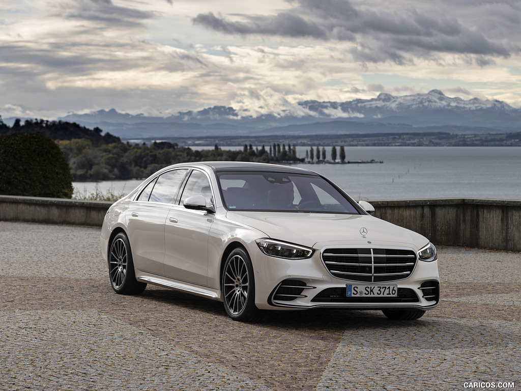 2021 Mercedes-Benz S 500 4MATIC AMG line (Color: Designo Diamond White Bright) - Front Three-Quarter