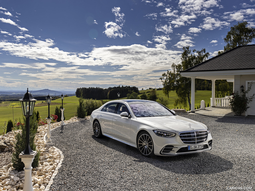 2021 Mercedes-Benz S 500 4MATIC AMG line (Color: Designo Diamond White Bright) - Front Three-Quarter