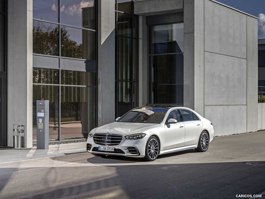 2021 Mercedes-Benz S 500 4MATIC AMG line (Color: Designo Diamond White Bright) - Front Three-Quarter