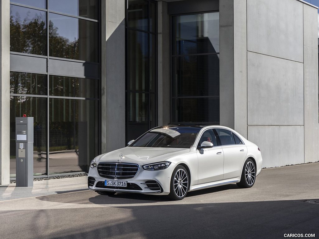 2021 Mercedes-Benz S 500 4MATIC AMG line (Color: Designo Diamond White Bright) - Front Three-Quarter