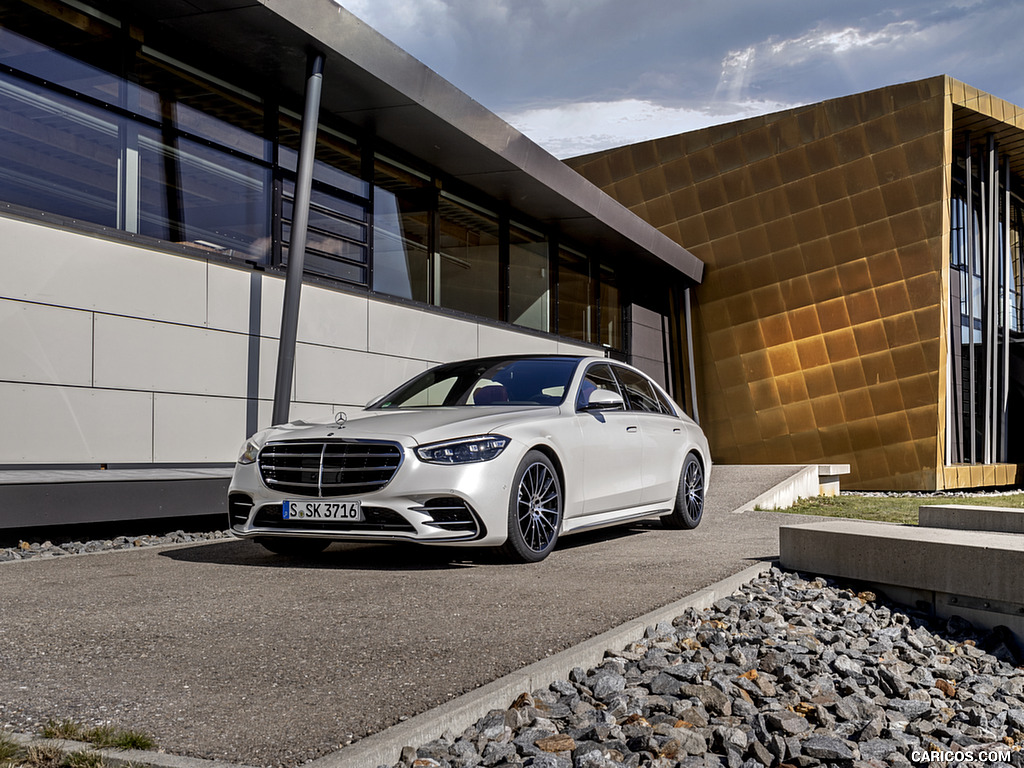 2021 Mercedes-Benz S 500 4MATIC AMG line (Color: Designo Diamond White Bright) - Front Three-Quarter