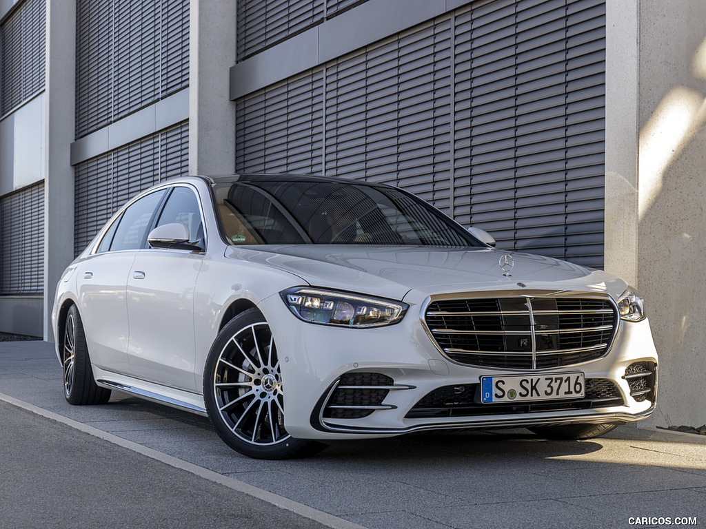 2021 Mercedes-Benz S 500 4MATIC AMG line (Color: Designo Diamond White Bright) - Front Three-Quarter