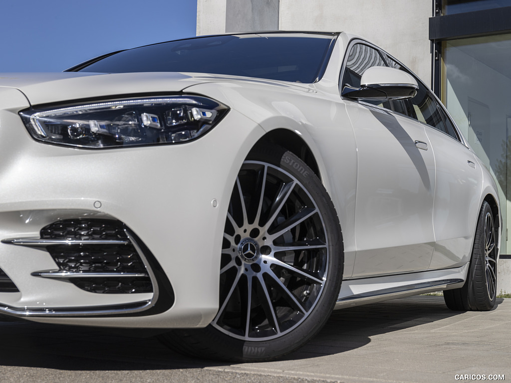 2021 Mercedes-Benz S 500 4MATIC AMG line (Color: Designo Diamond White Bright) - Headlight