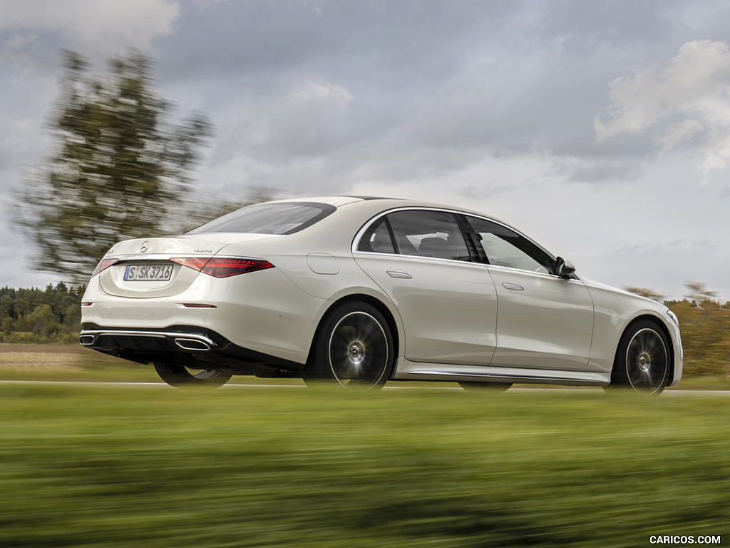 2021 Mercedes-Benz S 500 4MATIC AMG line (Color: Designo Diamond White Bright) - Rear Three-Quarter