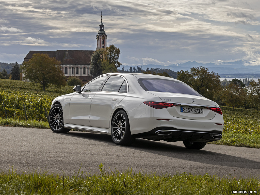 2021 Mercedes-Benz S 500 4MATIC AMG line (Color: Designo Diamond White Bright) - Rear Three-Quarter