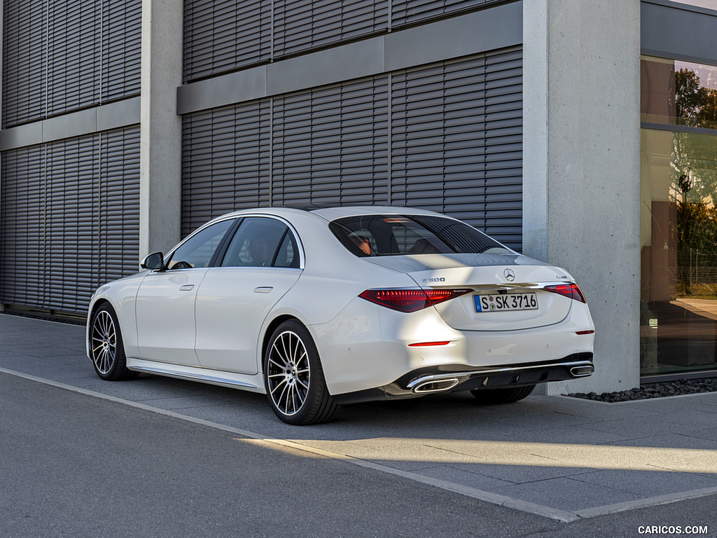 2021 Mercedes-Benz S 500 4MATIC AMG line (Color: Designo Diamond White Bright) - Rear Three-Quarter