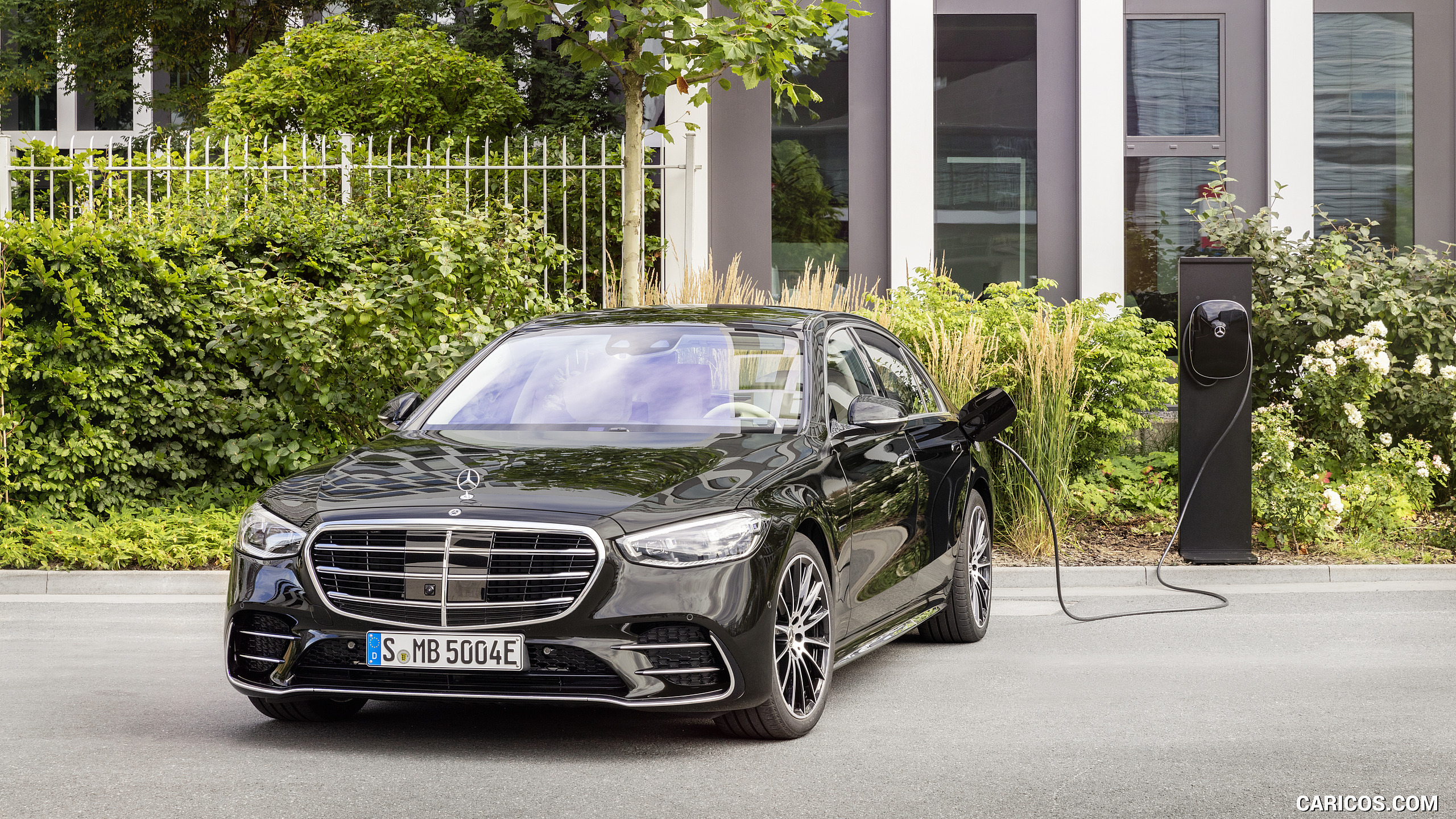 2021 Mercedes-Benz S-Class Plug-in-Hybrid (Color: Onyx Black) - Front, #170 of 316