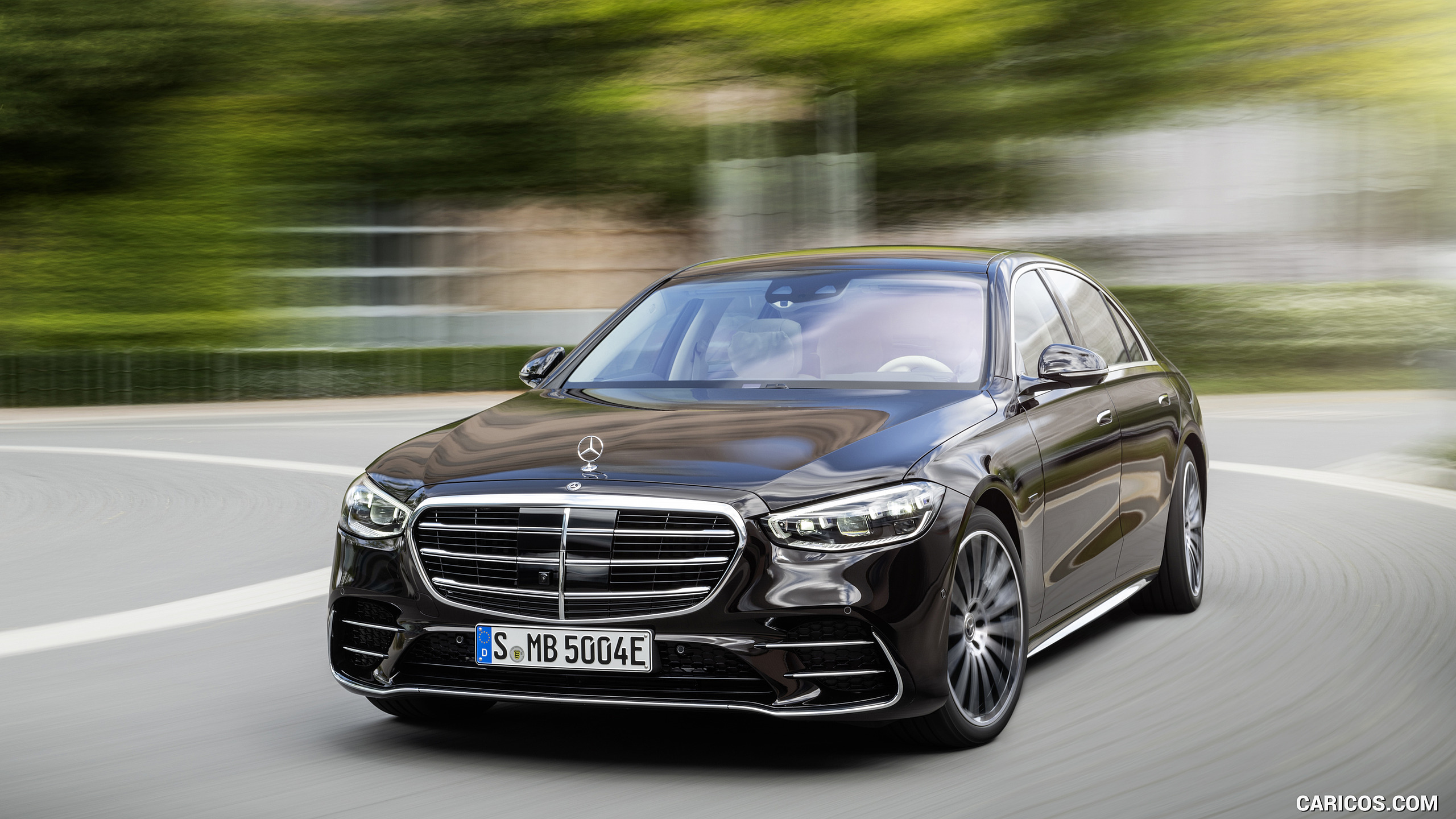 2021 Mercedes-Benz S-Class Plug-in-Hybrid (Color: Onyx Black) - Front Three-Quarter, #147 of 316