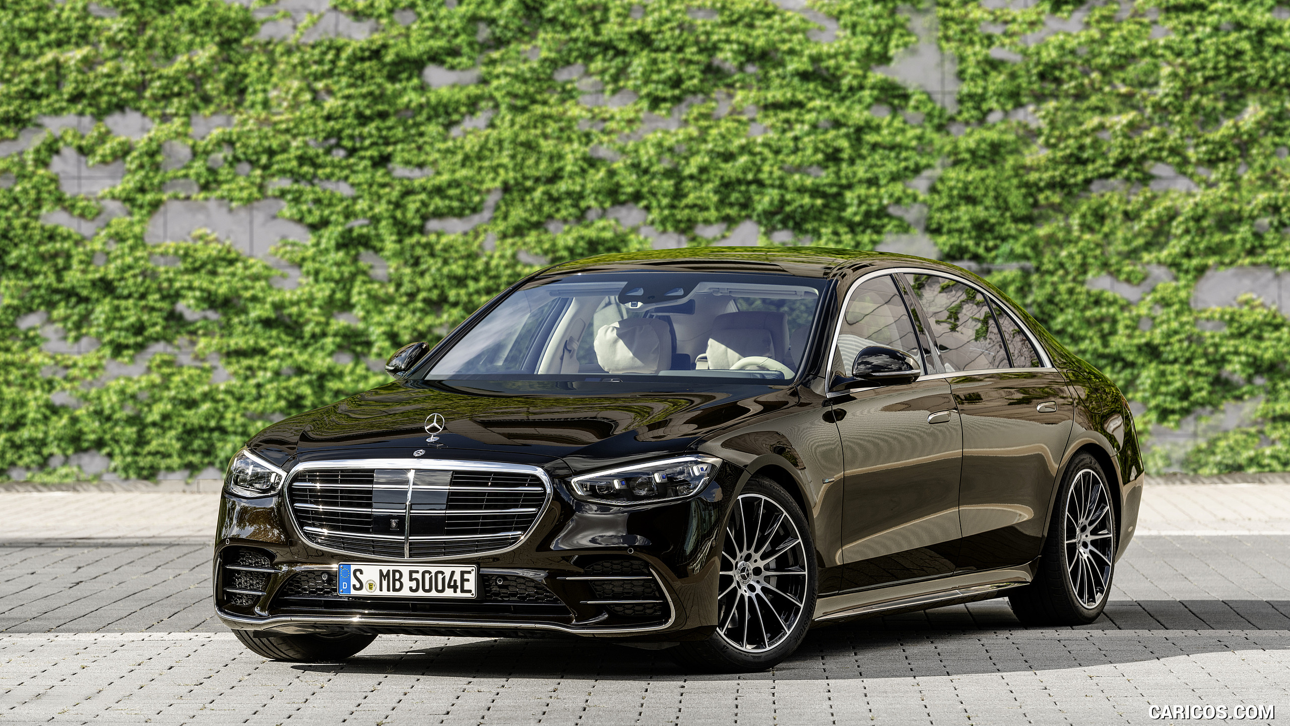 2021 Mercedes-Benz S-Class Plug-in-Hybrid (Color: Onyx Black) - Front Three-Quarter, #162 of 316