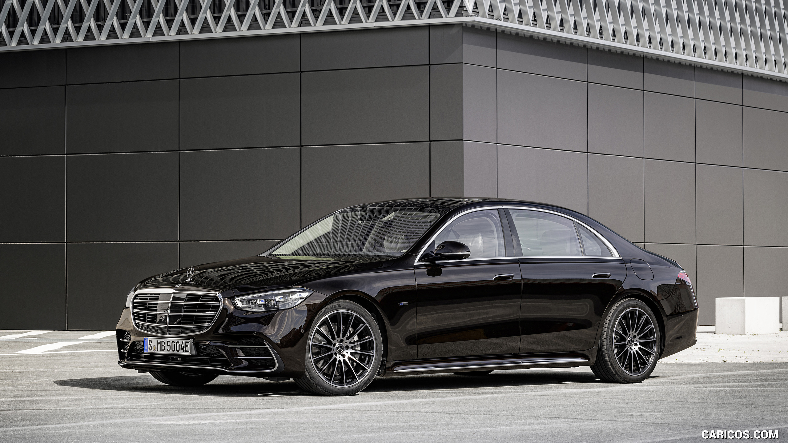 2021 Mercedes-Benz S-Class Plug-in-Hybrid (Color: Onyx Black) - Front Three-Quarter, #166 of 316