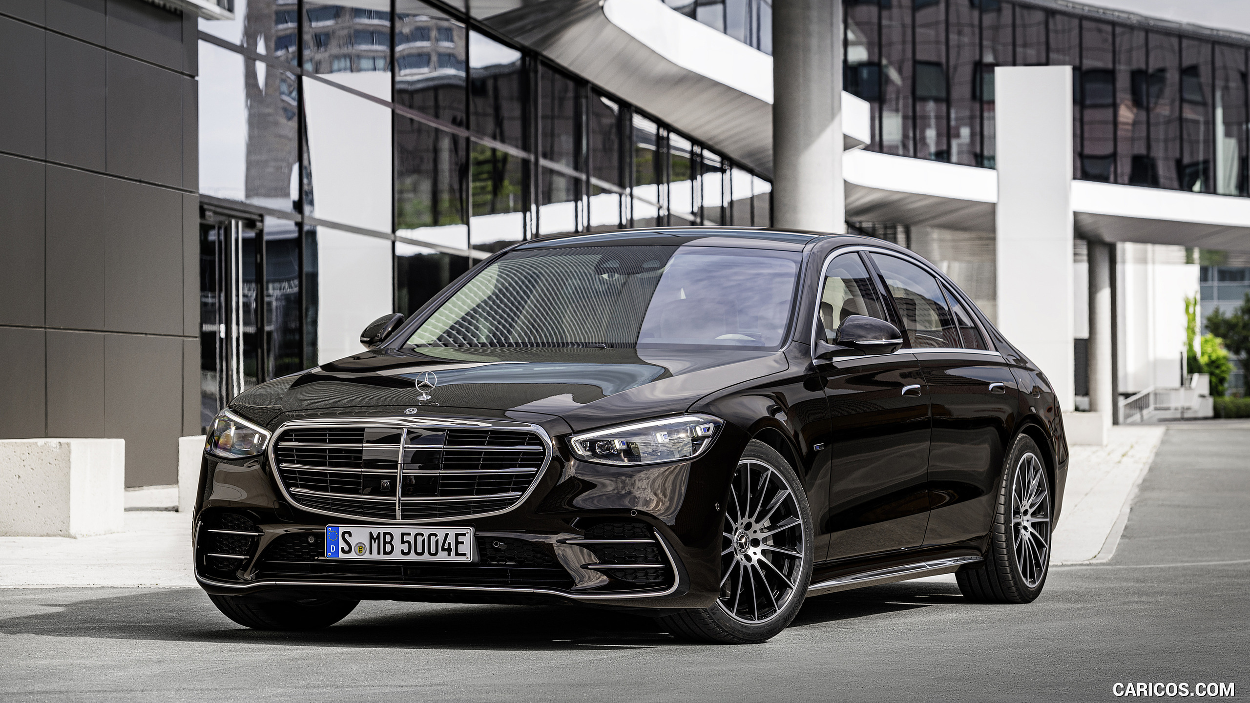 2021 Mercedes-Benz S-Class Plug-in-Hybrid (Color: Onyx Black) - Front  Three-Quarter | Caricos