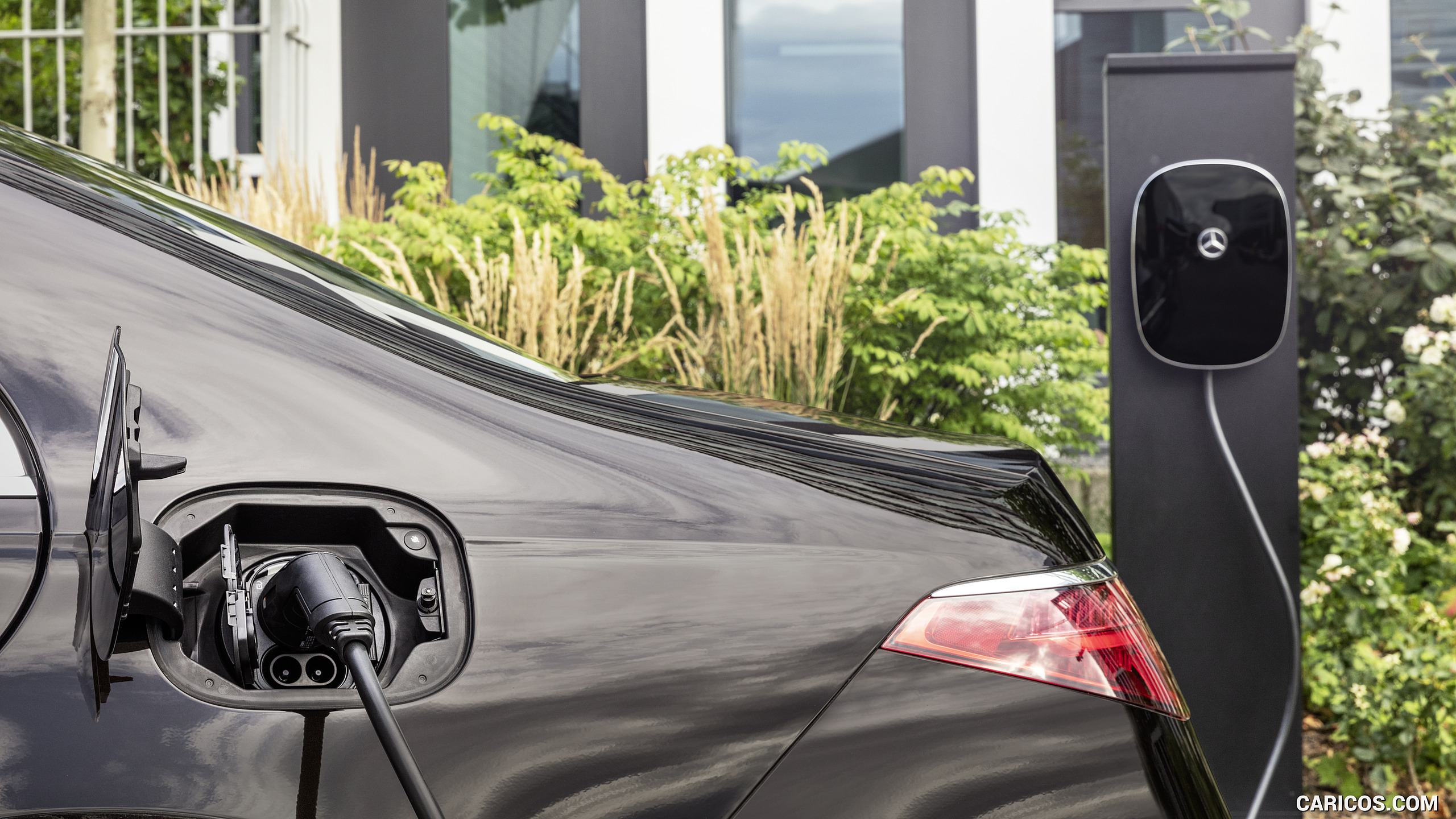 2021 Mercedes-Benz S-Class Plug-in-Hybrid (Color: Onyx Black) - Charging, #173 of 316