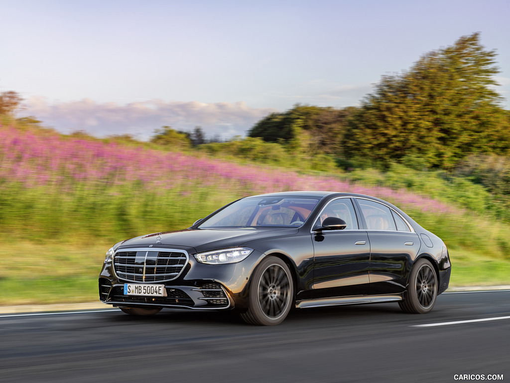 2021 Mercedes-Benz S-Class Plug-in-Hybrid (Color: Onyx Black) - Front Three-Quarter