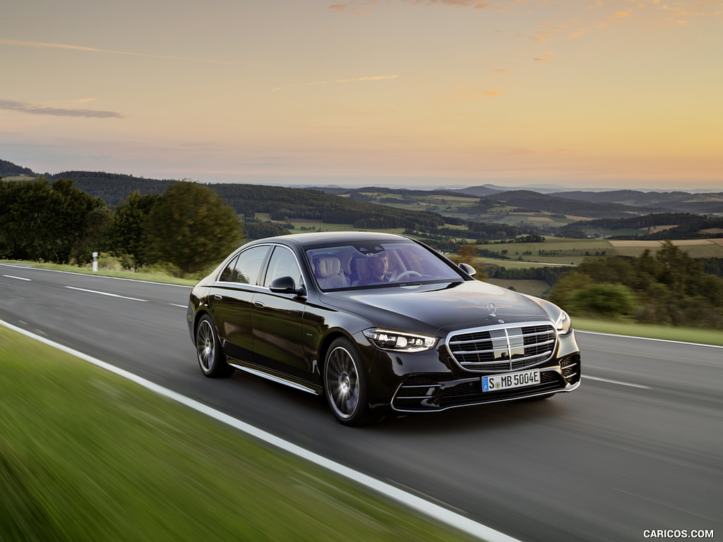 2021 Mercedes-Benz S-Class Plug-in-Hybrid (Color: Onyx Black) - Front Three-Quarter