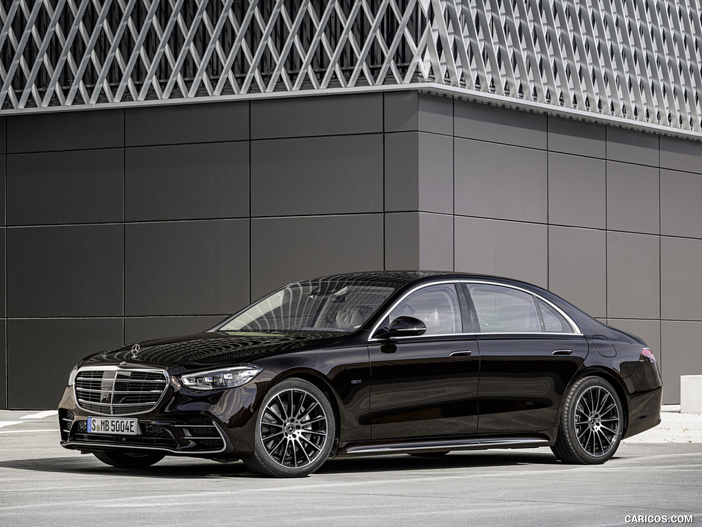 2021 Mercedes-Benz S-Class Plug-in-Hybrid (Color: Onyx Black) - Front Three-Quarter