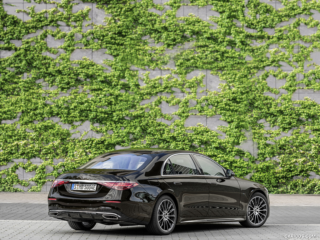 2021 Mercedes-Benz S-Class Plug-in-Hybrid (Color: Onyx Black) - Rear Three-Quarter