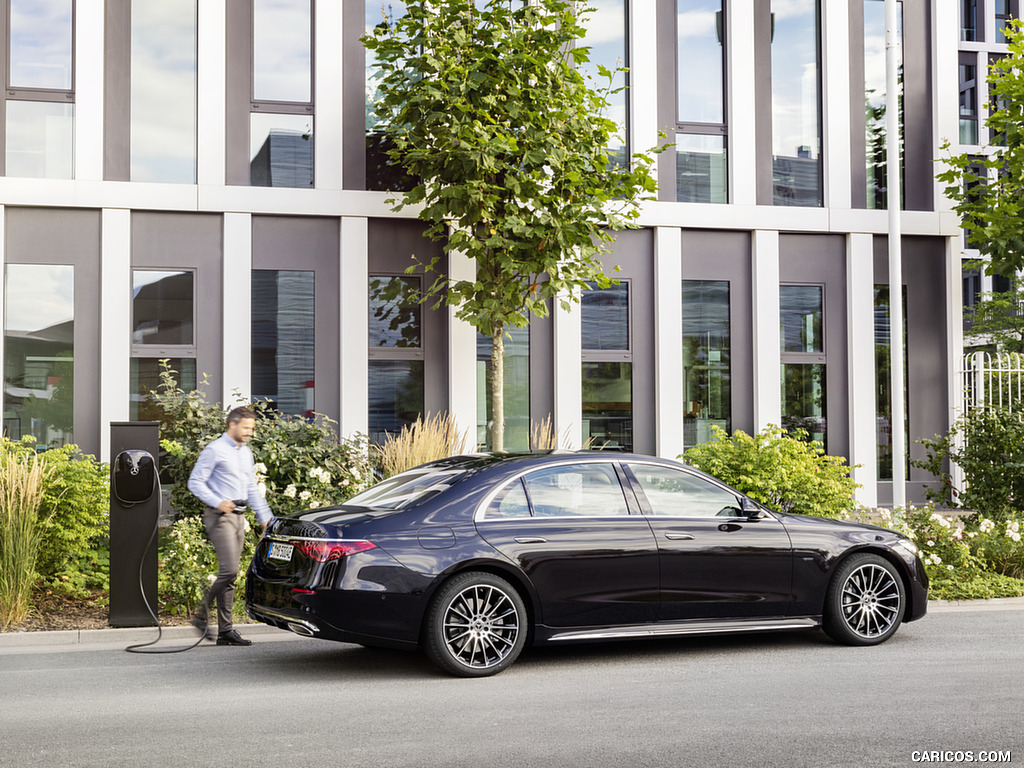 2021 Mercedes-Benz S-Class Plug-in-Hybrid (Color: Onyx Black) - Rear Three-Quarter