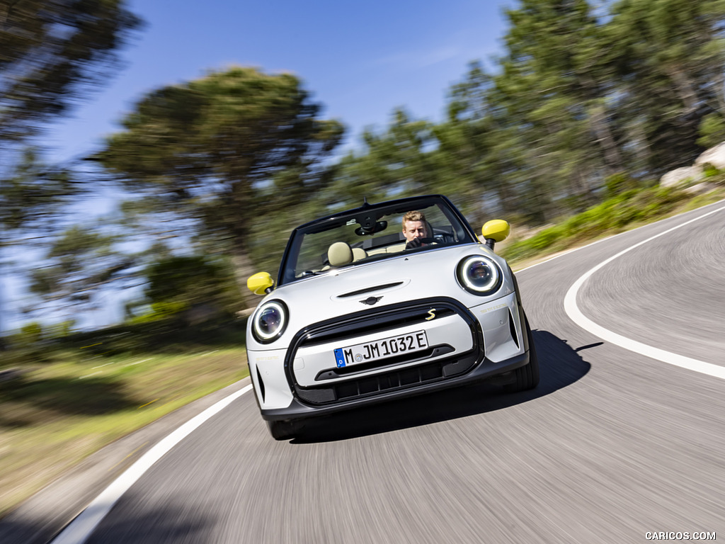 2022 MINI Cooper SE Convertible Concept - Front