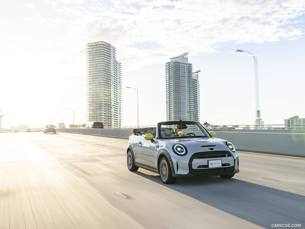 2022 MINI Cooper SE Convertible Concept - Front Three-Quarter