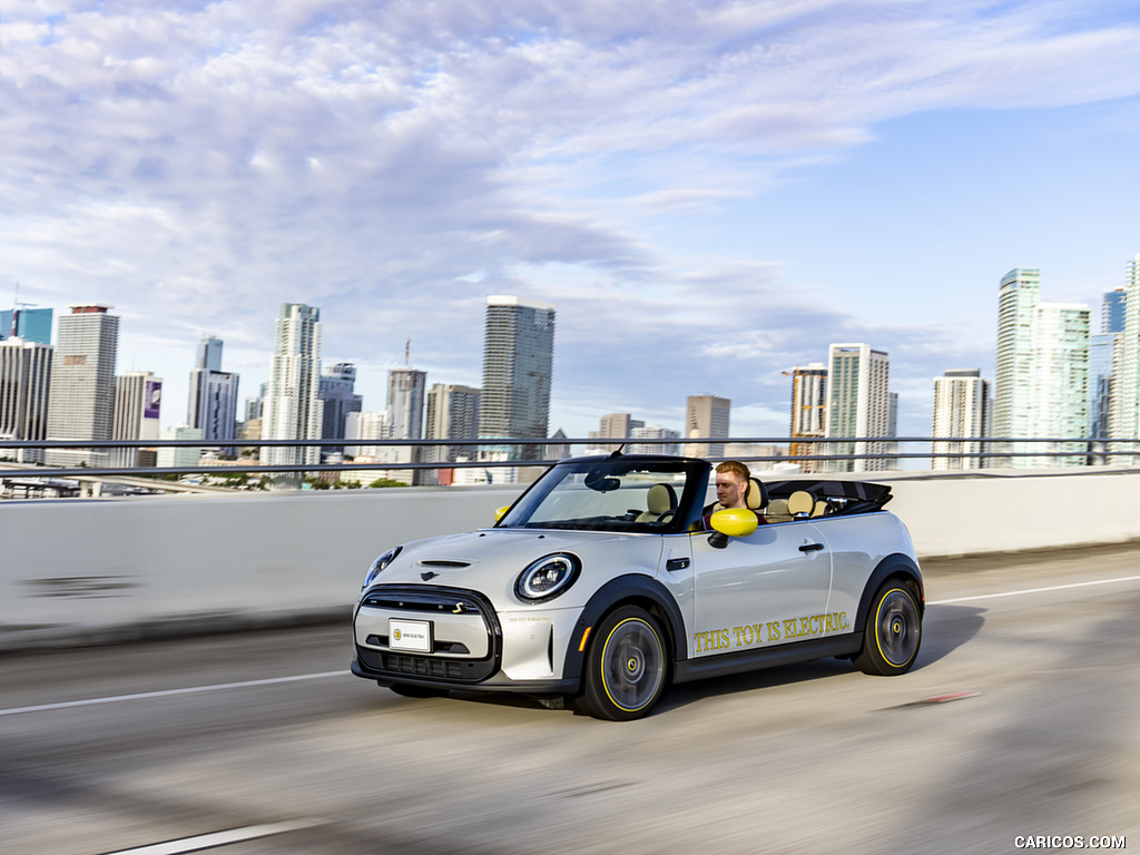 2022 MINI Cooper SE Convertible Concept - Front Three-Quarter