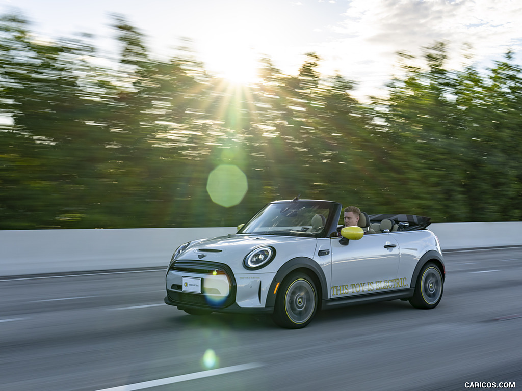 2022 MINI Cooper SE Convertible Concept - Front Three-Quarter