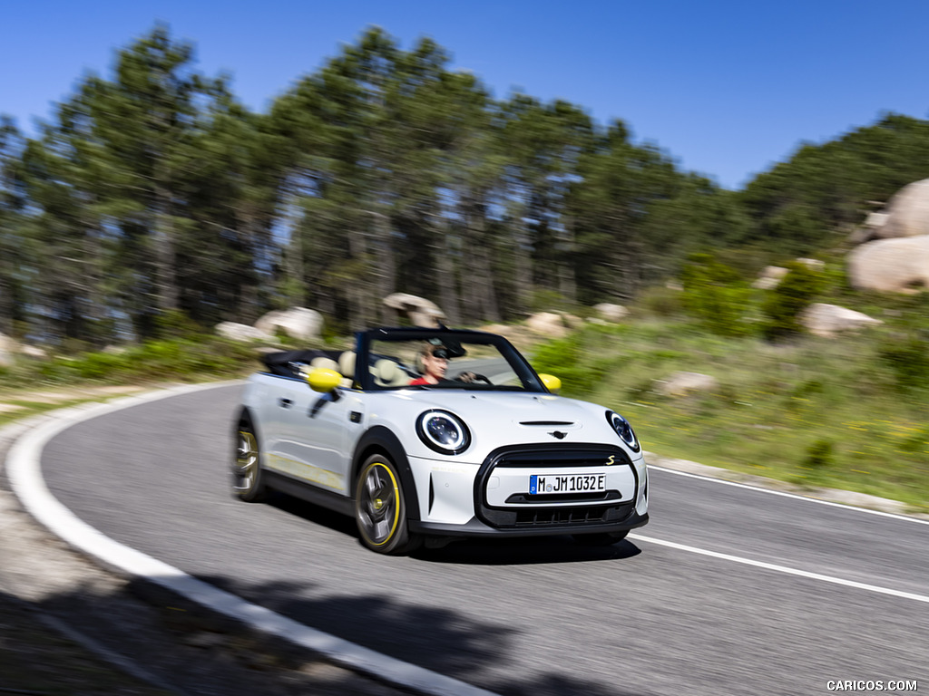 2022 MINI Cooper SE Convertible Concept - Front Three-Quarter