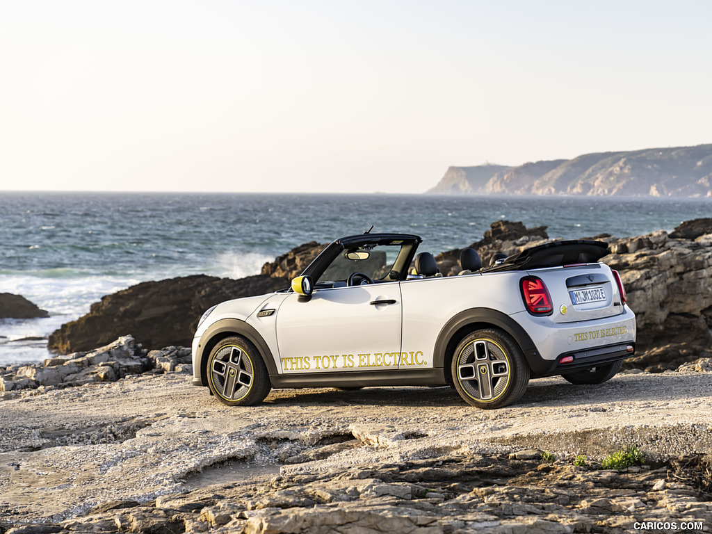 2022 MINI Cooper SE Convertible Concept - Side